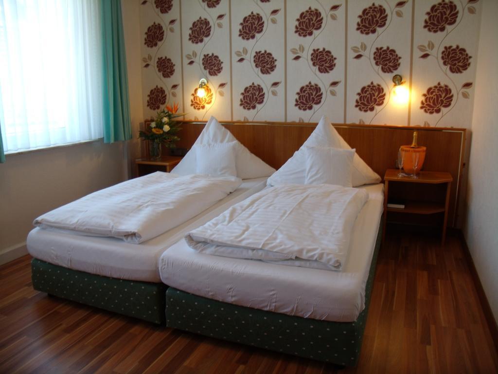 Landhotel Zum Niestetal Pokoj fotografie